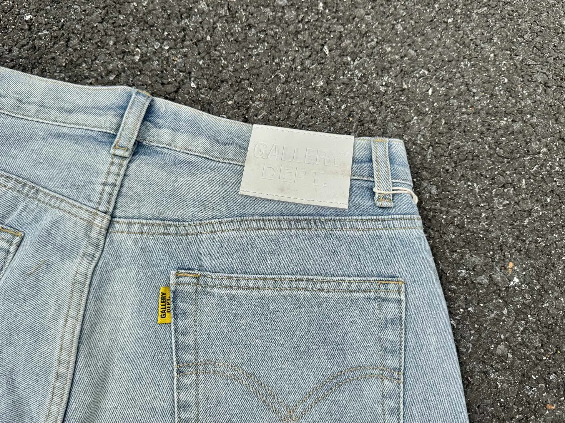 P240💰G66 GALLERY DEPT. Denim spliced ​​with all-over printed leather ripped bell-bottoms, washed and distressed jeans. GALLERY is attracted by these bell-bottoms. Whether it is a reset of Carhartt or Levis, it has created a strong brand style. Since these pants are modified from rare vintage, the production capacity is limited. Therefore, after many icons wore them, these pants were once hard to find. Later, perhaps due to the improvement of GD's business in the past two years and the expansion of production lines, the brand itself lowered the price, so I can't wait any longer for these pants this year and will definitely buy them. During the process of the denim washing plant, the owner of the washing plant helped introduce a boss who had worked for Levi's foundry and started his own business. This also paved the way for the following styles. Therefore, Levi's remodeled single product for the base plate is really familiar. Whether it is the fabrics supplied or the lathes used in production, there is nothing to choose from. -Color: blue -Size: S-XXL (corresponding to 28-36)